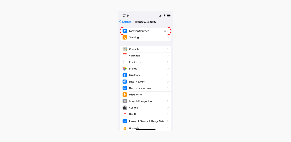 iPhoneの「プライバシーとセキュリティ」タブのスクリーンショット。「位置情報サービス」の行を赤丸で囲んであります。